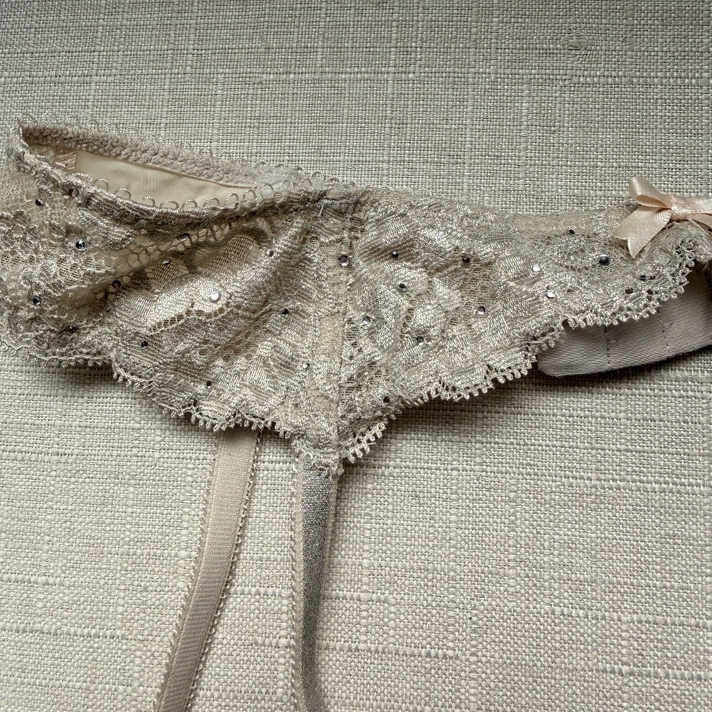 Victoria's Secret Cream Swarovski Lace Dream Angels Garter Belt XS - Picture 2 of 2
